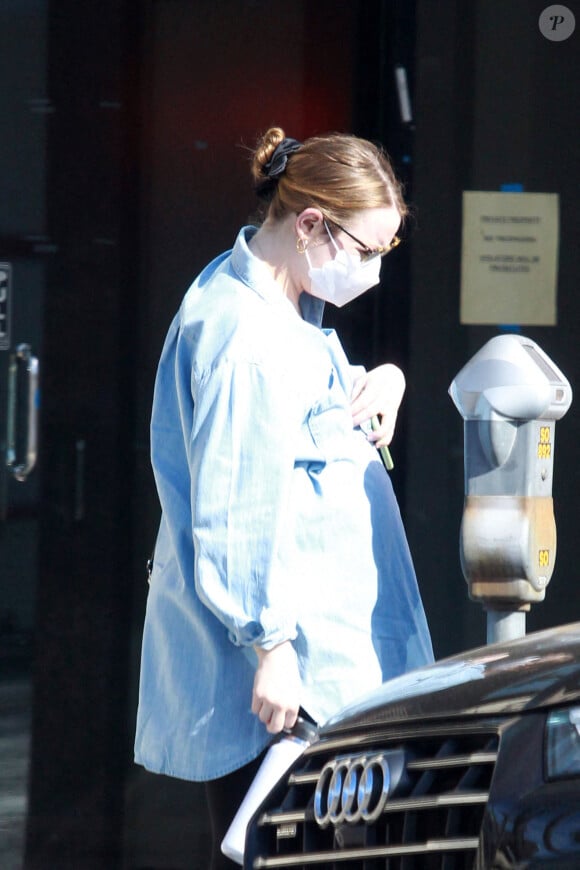 Emma Stone enceinte quitte un immeuble de bureaux après avoir passé deux heures et demie en réunion à Los Angeles, Californie, Etats-Unis, le 3 février 2021. 