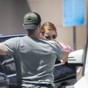 Emma Stone et son mari Dave McCary arrivent à leur cours de gym à Los Angeles, le 21 mai 2021. 
