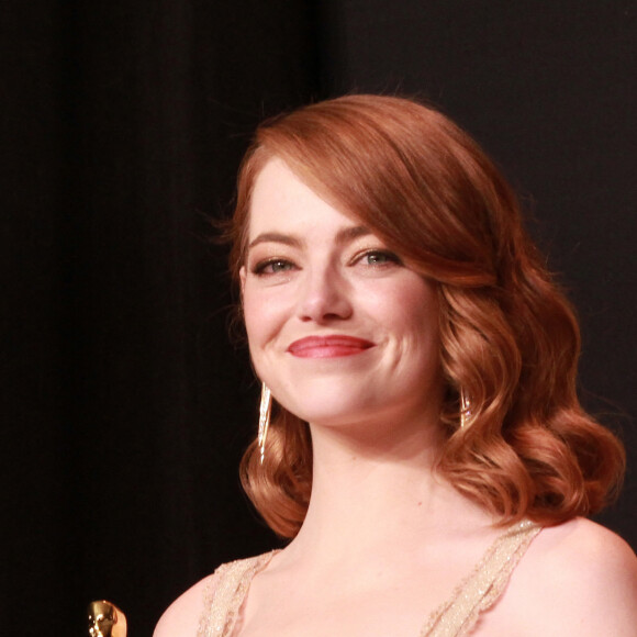 Emma Stone a reçu l'Oscar de la meilleure actrice pour le film "La La Land" lors de la 89ème cérémonie des Oscars au Hollywood & Highland Center à Hollywood, le 27 février 2017. © Theresa Bouche/Zuma Press/Bestimage