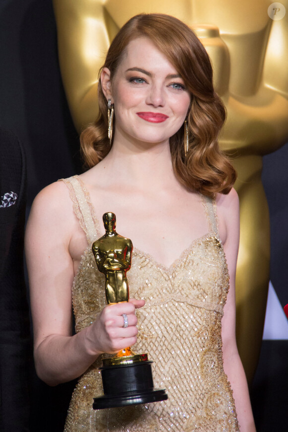 Emma Stone (Oscar de la meilleure actrice '' La La Land'') en Pressroom de la 89ème cérémonie des Oscars au Hollywood & Highland Center à Hollywood, le 26 février 2017. © Tony Lowe/Globe Photos via ZUMA Wire/Bestimage