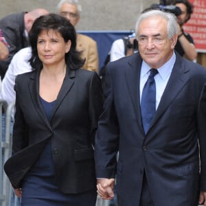 Anne Sinclair et Dominique Strauss-Kahn à la sortie du tribunal de Manhattan, à New York