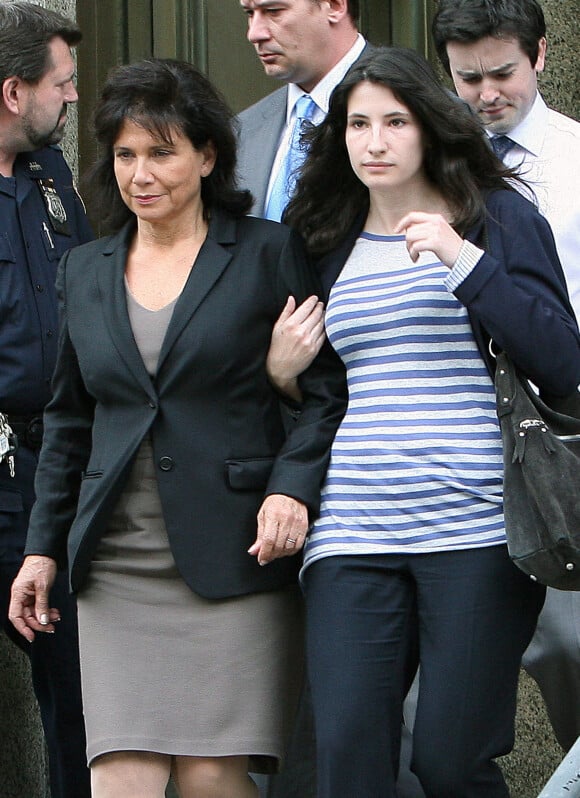 Anne Sinclair et Camille Strauss-Kahn à la sortie du tribunal de Manhattan, à New York, en 2011