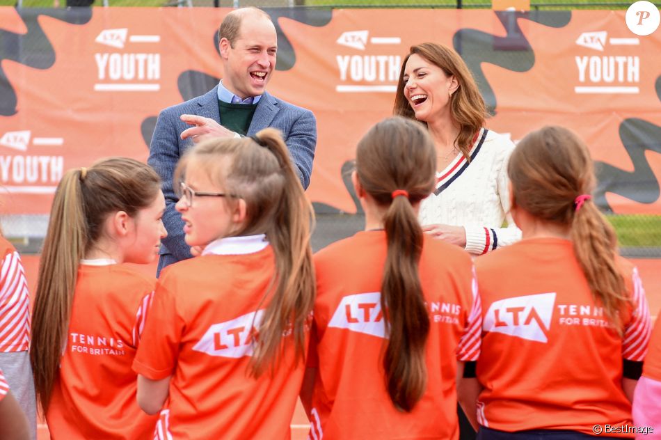 Kate Middleton, duchesse de Cambridge, et son mari le prince William rendent visite aux jeunes de la Lawn Tennis Association (LTA) à Édimbourg.