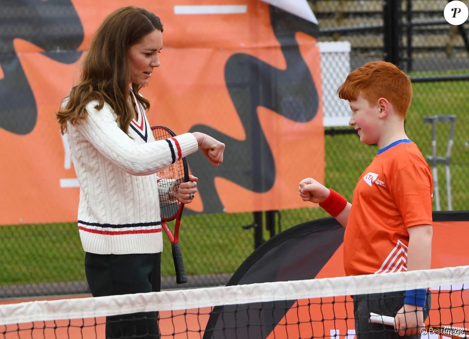 Kate Middleton, duchesse de Cambridge, joue au tennis avec les jeunes de la Lawn Tennis Association (LTA) à Édimbourg. Le 27 mai 2021.