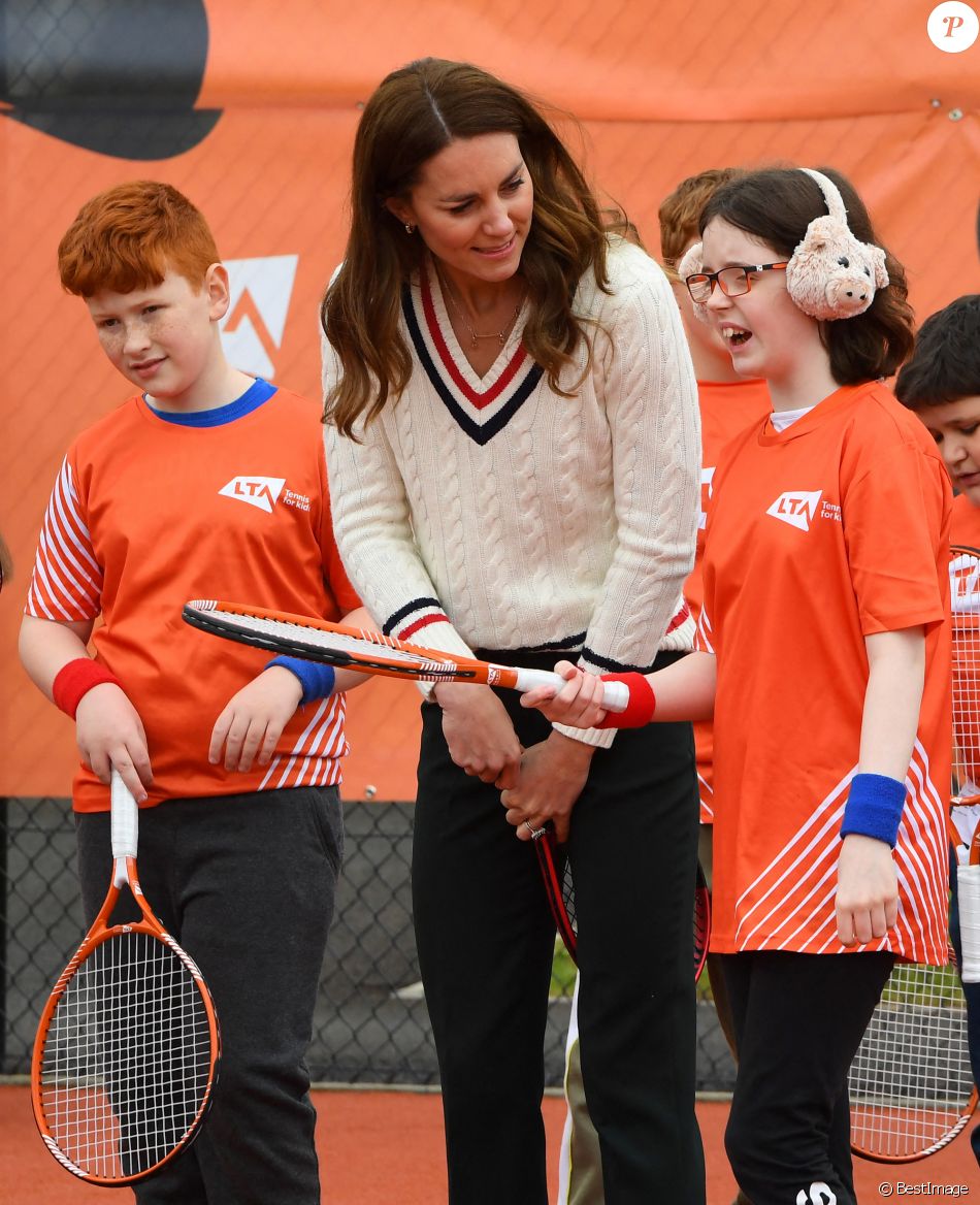 Kate Middleton, duchesse de Cambridge, joue au tennis avec les jeunes de la Lawn Tennis Association (LTA) à Édimbourg. Le 27 mai 2021.