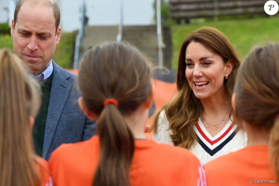 Kate Middleton, duchesse de Cambridge, et son mari le prince William rendent visite aux jeunes de la Lawn Tennis Association (LTA) à Édimbourg. Le 27 mai 2021.