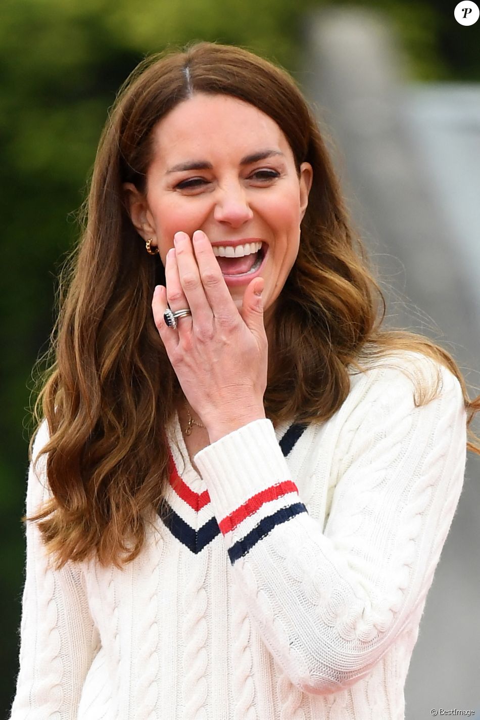 Kate Middleton, duchesse de Cambridge, joue au tennis avec les jeunes de la Lawn Tennis Association (LTA) à Édimbourg. Le 27 mai 2021.