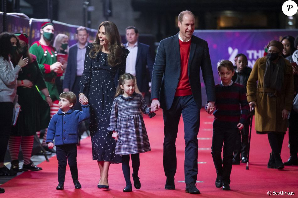 Le prince William, Kate Middleton, leurs enfants le prince George, la princesse Charlotte et le prince Louis au Palladium à Londres. Le 11 décembre 2020.