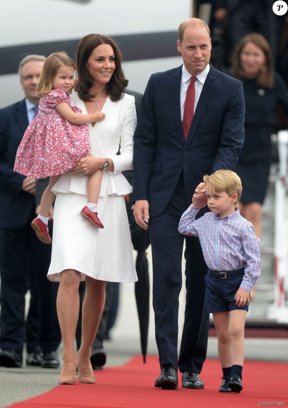 Kate Middleton, la princesse Charlotte, le prince William et le prince George - Arrivée à l'aéroport Chopin à Varsovie. Le 17 juillet 2017.