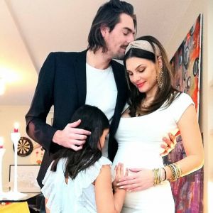 Camille Lacourt officialise la grossesse de sa compagne Alice Detollenaere en publiant une photo d'eux avec sa fille Jazz (née de son mariage avec l'ancienne Miss France Valérie Bégue).