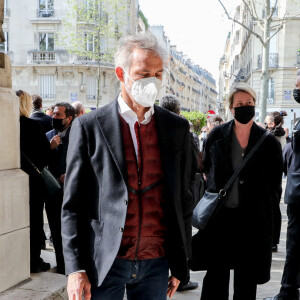 Paul et Luana Belmondo - Arrivées aux obsèques d'Yves Rénier en l'église Saint-Pierre de Neuilly-sur-Seine. Le 30 avril 2021.