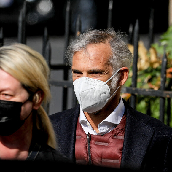Paul et Luana Belmondo - Arrivées aux obsèques d'Yves Rénier en l'église Saint-Pierre de Neuilly-sur-Seine, le 30 avril 2021.