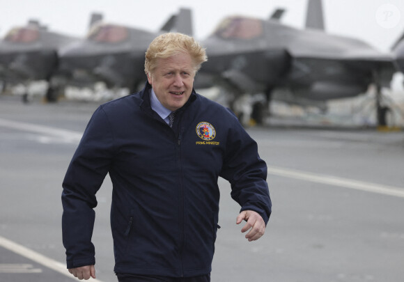 Le premier ministre Boris Johnson visite le porte avion HMS Queen Elizabeth II à Portsmouth le 21 mai 2021. © Andrew Parsons/Panoramic/Bestimage