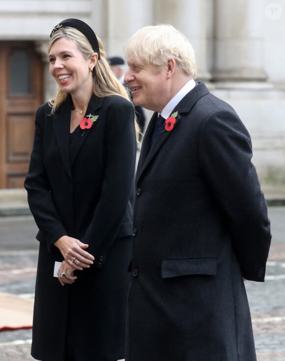 Le premier ministre Boris Johnson et sa compagne Carrie Symonds à l'issue de la cérémonie du souvenir au cénotaphe, à Whitehall, Londres le 8 novembre 2020.