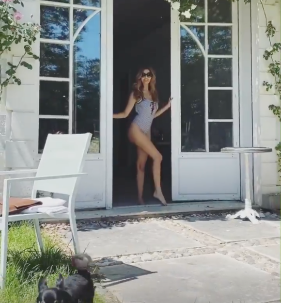 Zahia Dehar en shooting pour le magazine Madame Figaro à la Villa Ananda Duo, à Saint-Cloud. Le 30 mai 2021.