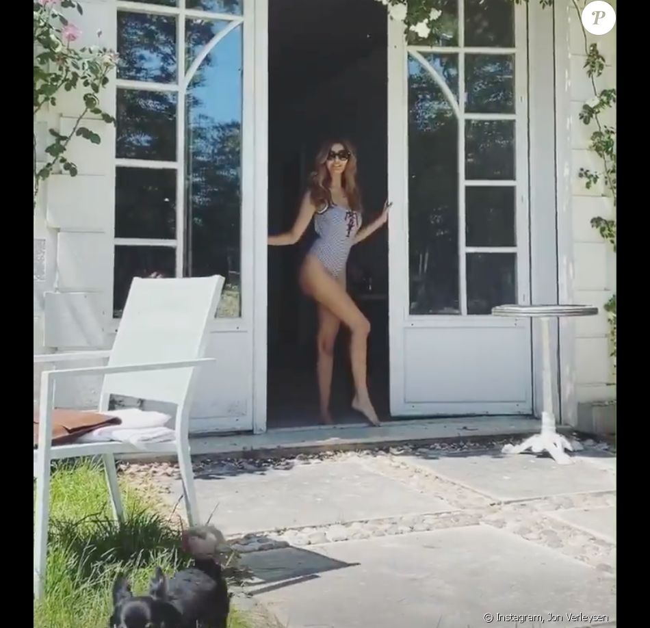 Zahia Dehar en shooting pour le magazine Madame Figaro à la Villa Ananda Duo, à Saint-Cloud. Le 30 mai 2021.