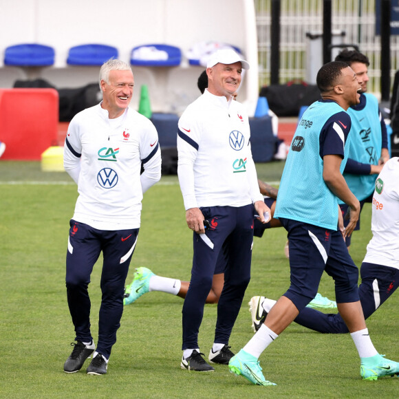 Didier Deschamps, son adjoint Guy Stéphan et Kylian Mbappé à l'entraînement avec l'équipe de France. Clairefontaine, le 30 mai 2021. © Anthony Bibard / FEP / Panoramic / Bestimage