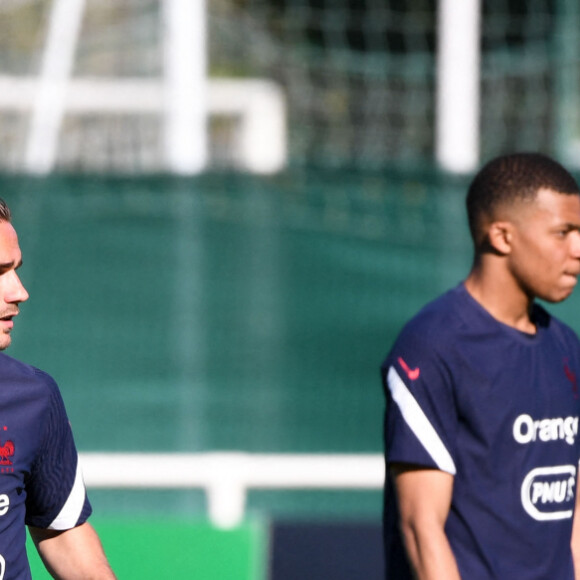 Karim Benzema, Antoine Griezmann et Kylian Mbappé à l'entraînement de l'équipe de France de football au Centre National du Football à Clairefontaine le 31 mai 2021. © Anthony Bibard/FEP/ Panoramic / Bestimage