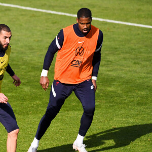 Karim Benzema et Mike Maignan à l'entraînement avec l'équipe de France de football à Clairefontaine, le 28 mai 2021. © Anthony Bibard / Panoramic / Bestimage