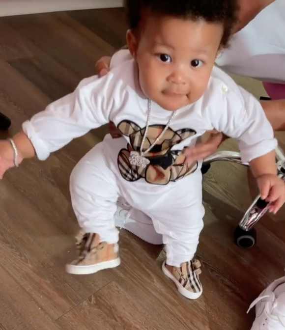 Nicki Minaj filme son fils, debout, effectuant ses premiers pas. Mai 2021.