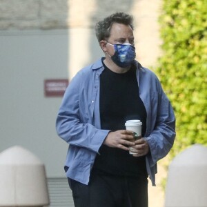 Exclusif - Matthew Perry est allé acheter des cigarettes et des cafés à emporter avec des amis dans le quartier de Beverly Hills à Los Angeles pendant l'épidémie de coronavirus (Covid-19), le 20 août 2020