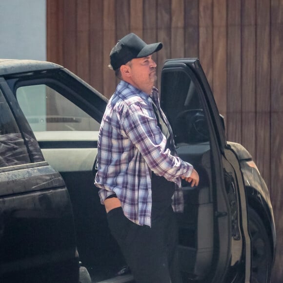 Exclusif - Matthew Perry va prendre un café avec son assistante à Malibu le 8 juillet 2020.