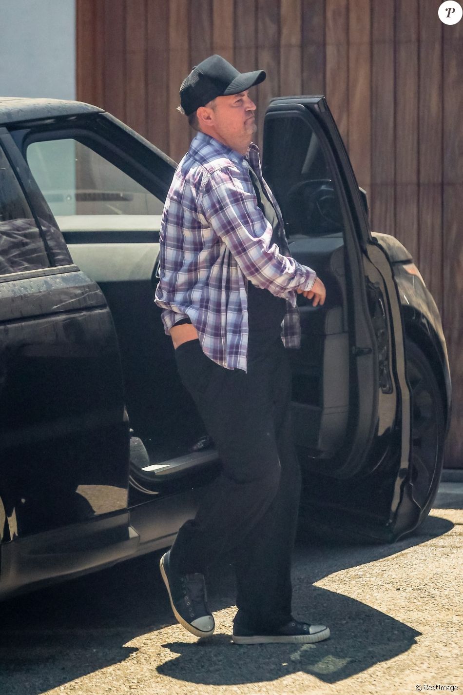 Exclusif - Matthew Perry va prendre un café avec son assistante à Malibu le 8 juillet 2020.
