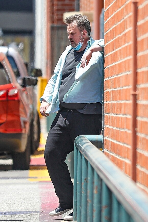 Exclusif - Matthew Perry, qui a pris beaucoup de poids, semble avoir de plus en plus de difficultés à se déplacer à la sortie d'un building à Beverly Hills, Los Angeles, le 29 juin 2020.