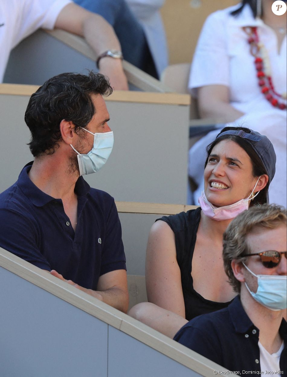 Roland Garros 2021 - Jérémie Elkaïm et Valentine Catzéflis dans les tribunes lors des internationaux de tennis à Paris le 1er juin 2021. © Dominique Jacovides / Bestimage