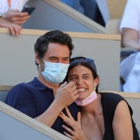 Jérémie Elkaïm très complice avec une jolie actrice à Roland Garros, les VIP attentifs