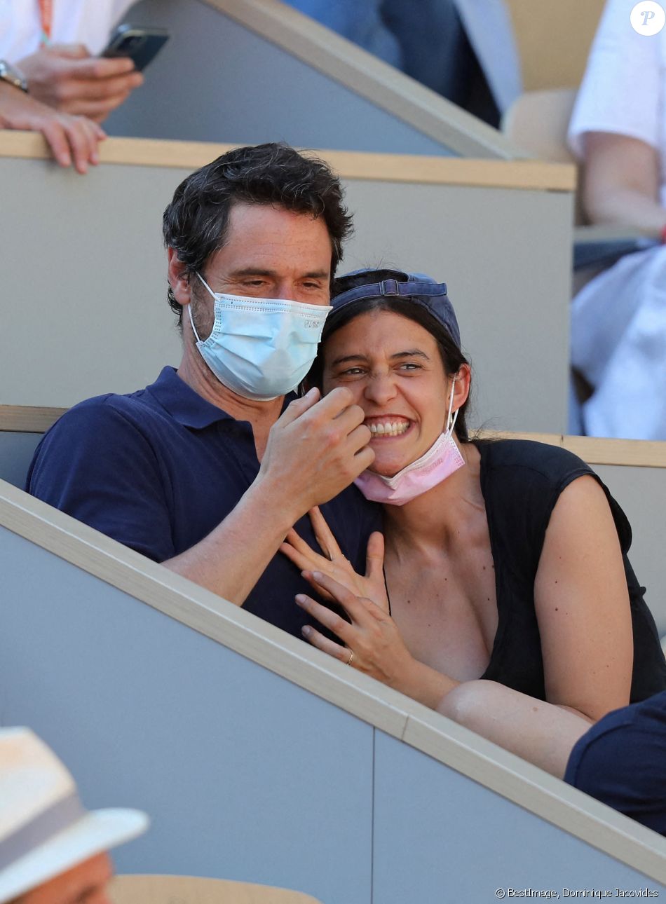 Roland Garros - Jérémie Elkaïm et Valentine Catzéflis dans les tribunes lors des internationaux de tennis à Paris. © Dominique Jacovides / Bestimage