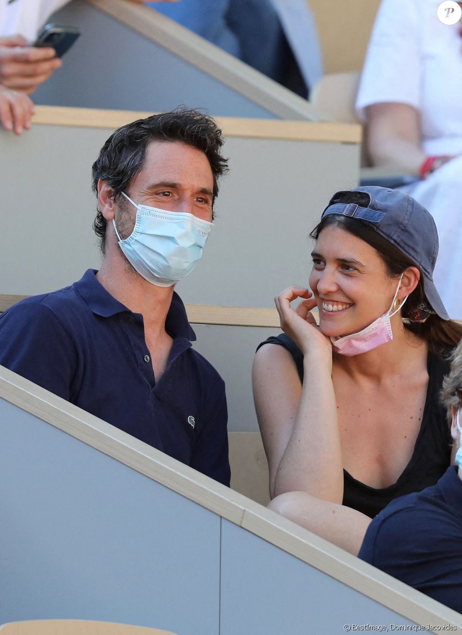 Roland Garros 2021 - Jérémie Elkaïm et Valentine Catzéflis dans les tribunes lors des internationaux de tennis à Paris le 1er juin 2021. © Dominique Jacovides / Bestimage