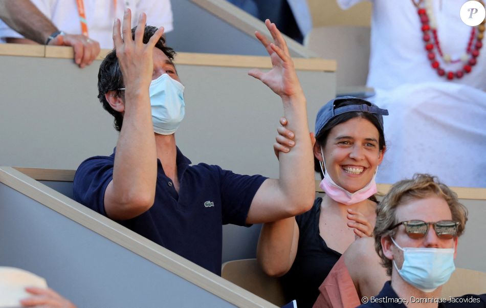 Roland Garros 2021 - Jérémie Elkaïm et Valentine Catzéflis dans les tribunes lors des internationaux de tennis à Paris le 1er juin 2021. © Dominique Jacovides / Bestimage