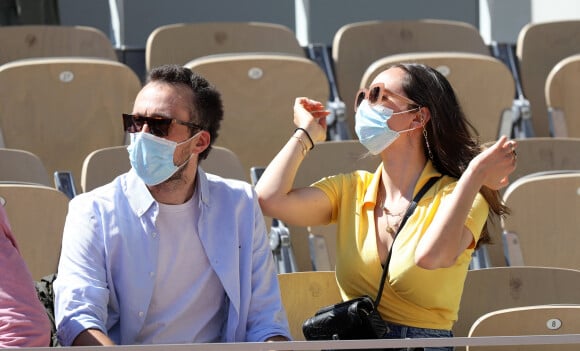 Roland Garros 2021 - Alexandre Chière (Synapson) et Tessa B (Marine Basset) dans les tribunes lors des internationaux de tennis à Paris le 1er juin 2021. © Dominique Jacovides / Bestimage 