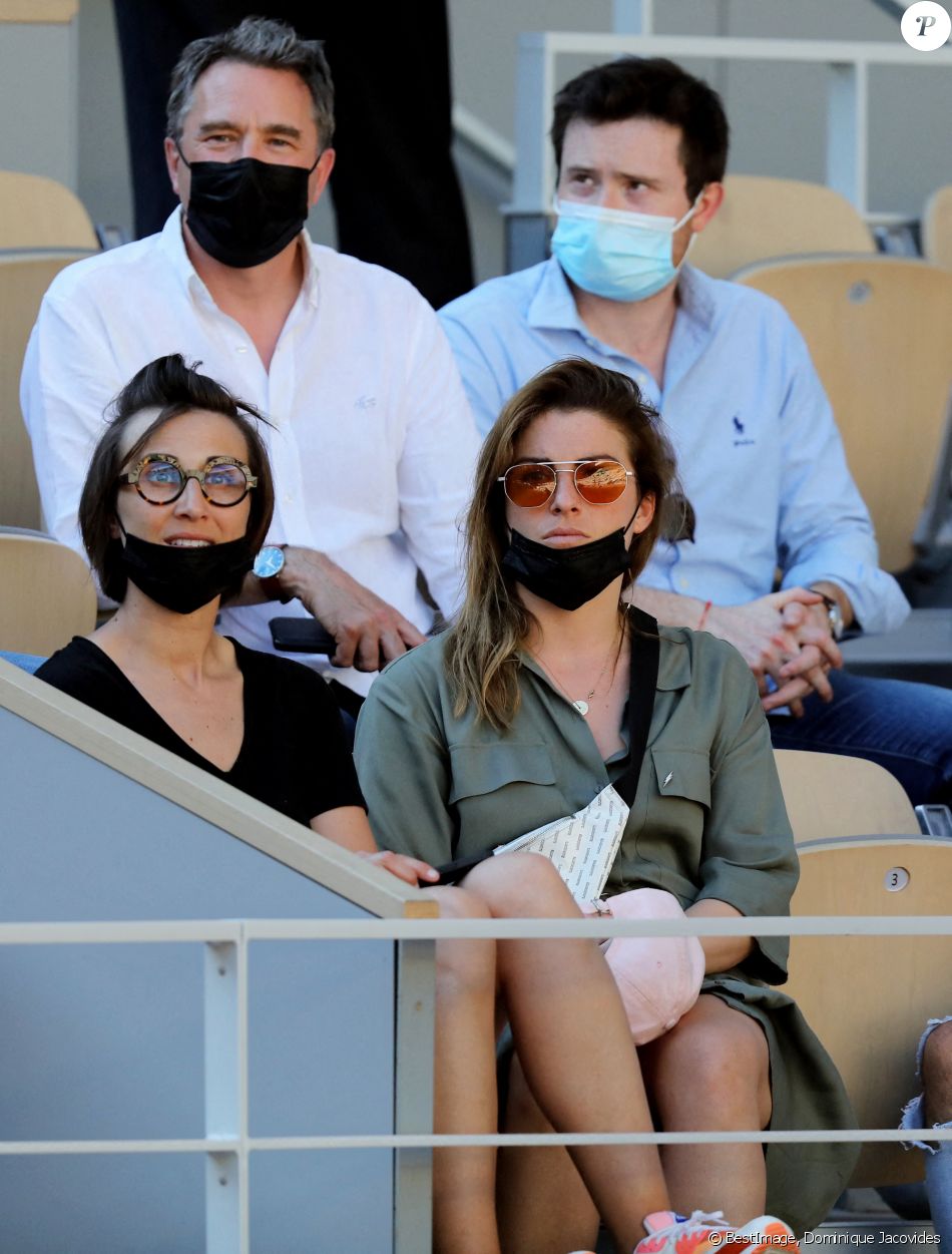 Roland Garros 2021 - Guillaume de Tonquédec, Noémie Caillault et Juliette Delacroix dans les tribunes lors des internationaux de tennis à Paris le 1er juin 2021. © Dominique Jacovides / Bestimage