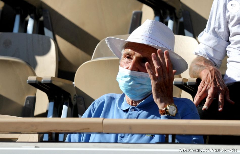 Roland Garros 2021 - Claude Lelouch dans les tribunes lors des internationaux de tennis à Paris le 1er juin 2021. © Dominique Jacovides / Bestimage
