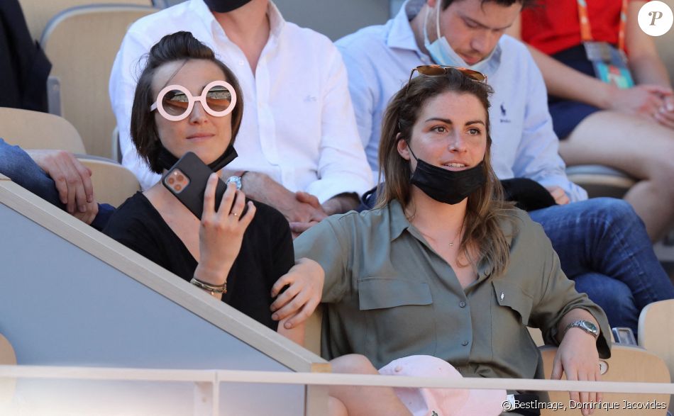 Roland Garros 2021 - Noémie Caillault et Juliette Delacroix dans les tribunes lors des internationaux de tennis à Paris le 1er juin 2021. © Dominique Jacovides / Bestimage