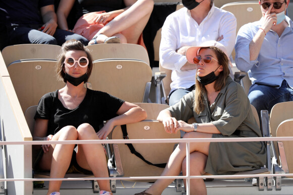 Roland Garros 2021 - Noémie Caillault et Juliette Delacroix dans les tribunes lors des internationaux de tennis à Paris le 1er juin 2021. © Dominique Jacovides / Bestimage 
