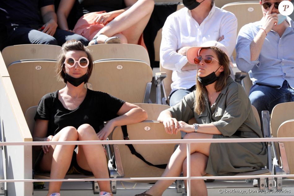 Roland Garros 2021 - Noémie Caillault et Juliette Delacroix dans les tribunes lors des internationaux de tennis à Paris le 1er juin 2021. © Dominique Jacovides / Bestimage