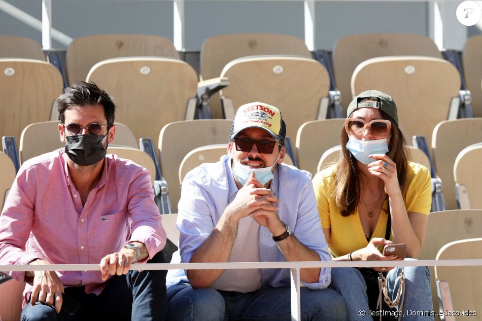 Roland Garros 2021 - Paul Cucuron, Alexandre Chière (Synapson) et Tessa B (Marine Basset) dans les tribunes lors des internationaux de tennis à Paris le 1er juin 2021. © Dominique Jacovides / Bestimage