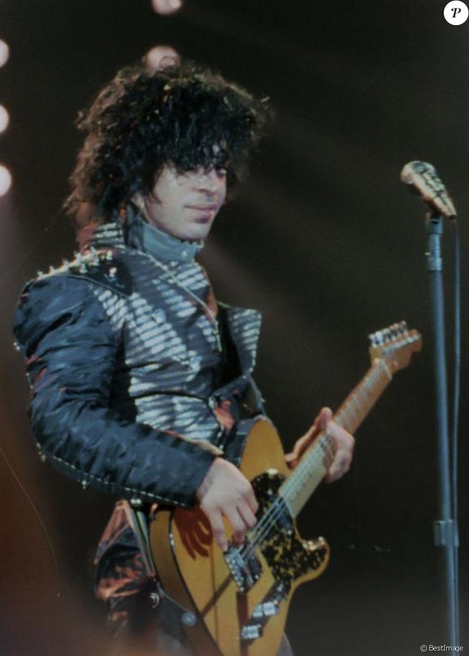 Présentation des effets personnels du chanteur Prince pour une vente aux enchères qui aura lieu au Hard Rock Café à New York le 18 mai 2018.
