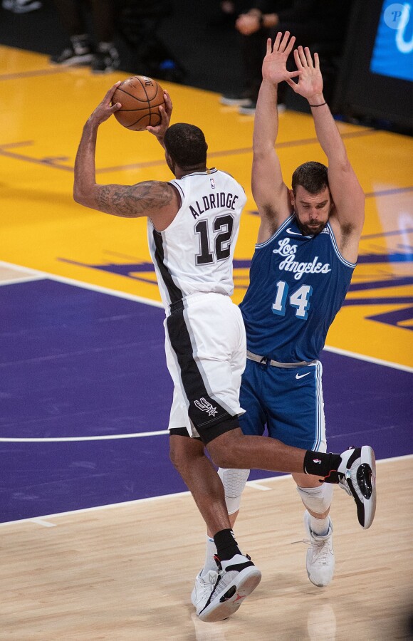 LaMarcus Aldridge (en maillot blanc) lors du match Los Angeles Lakers - San Antonio Spurs au Staples Center. Los Angeles, le 7 janvier 2021.