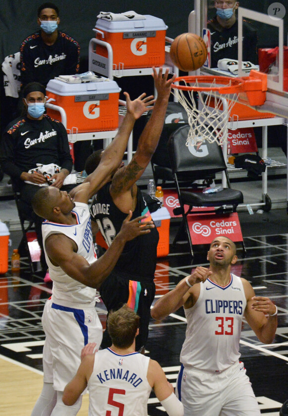 LaMarcus Aldridge (en maillot noir) lors du match Los Angeles Clippers - San Antonio Spurs au Staples Center. Los Angeles, le 5 janvier 2021.