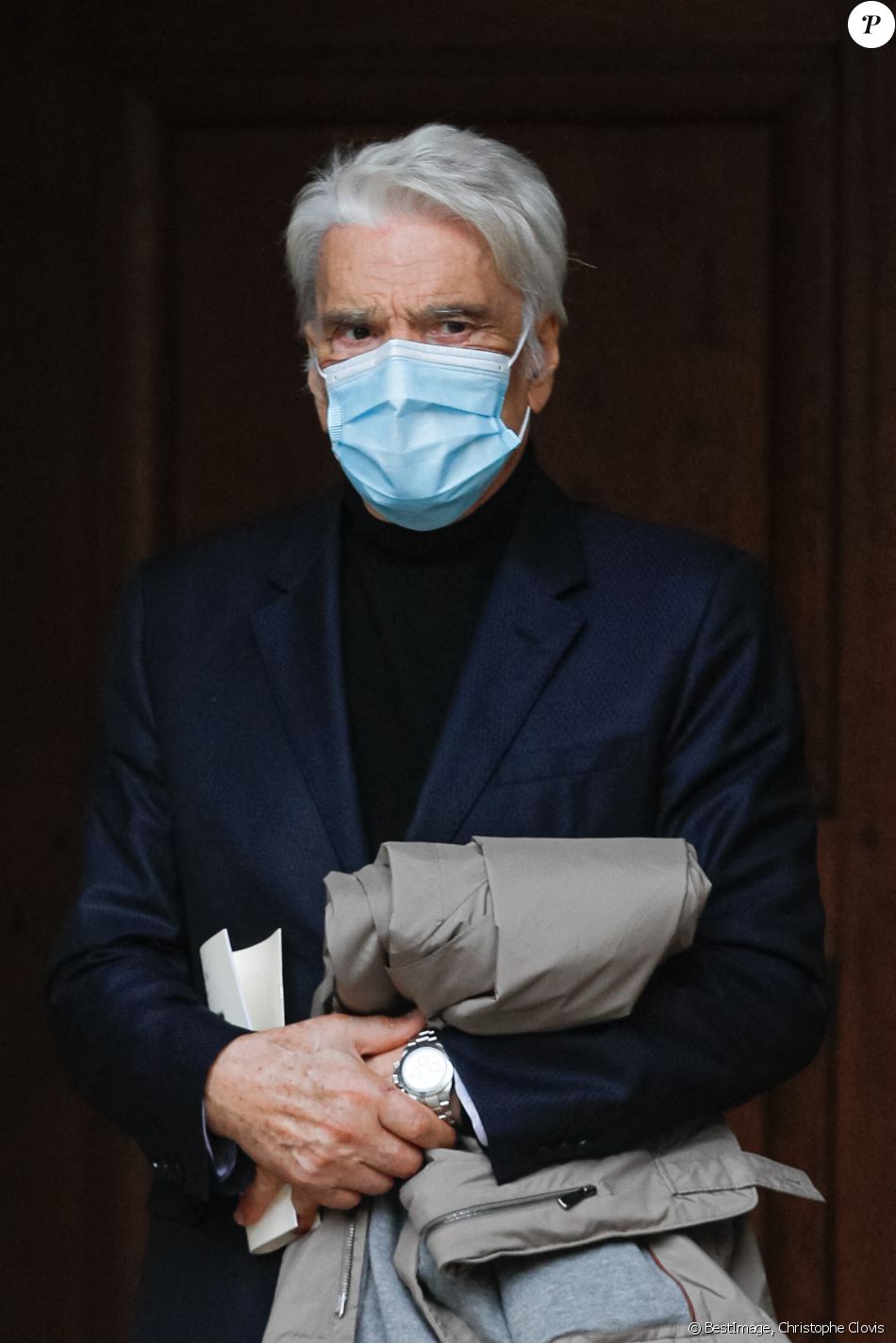 Exclusif - Bernard Tapie, très affaibli a tenu à assister aux obsèques - Sorties des obsèques du chef Gérard Idoux (restaurateur à la tête du Récamier) en l'église de Saint-Germain-des-Prés à Paris, le 08 octobre 2020. © Christophe Clovis / Bestimage