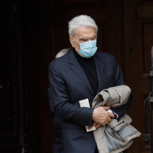 Exclusif - Bernard Tapie, très affaibli a tenu à assister aux obsèques - Sorties des obsèques du chef Gérard Idoux (restaurateur à la tête du Récamier) en l'église de Saint-Germain-des-Prés à Paris, le 08 octobre 2020. © Christophe Clovis / Bestimage