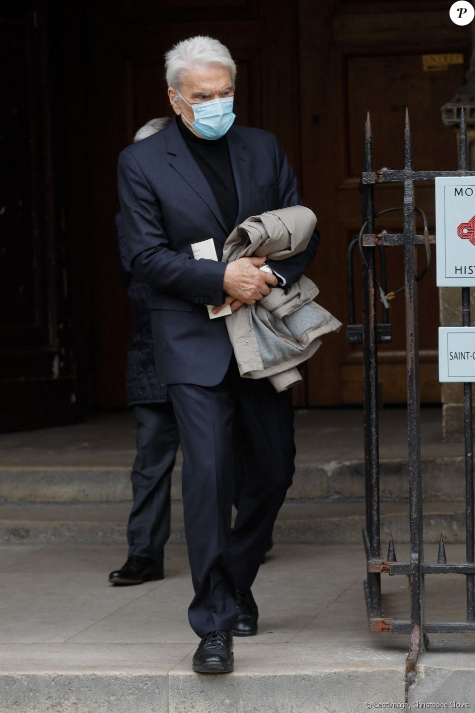 Exclusif - Bernard Tapie, très affaibli a tenu à assister aux obsèques - Sorties des obsèques du chef Gérard Idoux (restaurateur à la tête du Récamier) en l'église de Saint-Germain-des-Prés à Paris, le 08 octobre 2020. © Christophe Clovis / Bestimage