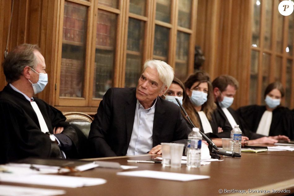 Bernard Tapie intervient lors de la promotion de la conférence des avocats du barreau de Paris, onzième séance du premier tour, à la bibliothèque de l'ordre à Paris. © Dominique Jacovides / Bestimage