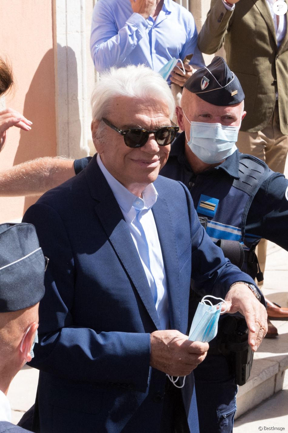 Bernard Tapie - Mariage civil de Sophie Tapie et Jean-Mathieu Marinetti à la mairie de Saint-Tropez en présence de leurs parents et de la famille le 20 août 2020.