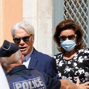 Bernard Tapie et sa femme Dominique Tapie - Mariage civil de Sophie Tapie et Jean-Mathieu Marinetti à la mairie de Saint-Tropez en présence de leurs parents et de la famille le 20 août 2020.