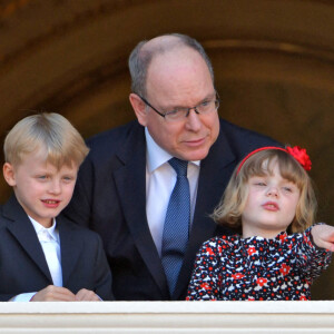 Le prince Albert II de Monaco et ses enfants, le prince héréditaire Jacques et la princesse Gabriella ont assisté, depuis le balcon du Palais, à la célébration de la Fête Dieu. © Bruno Bebert / Bestimage